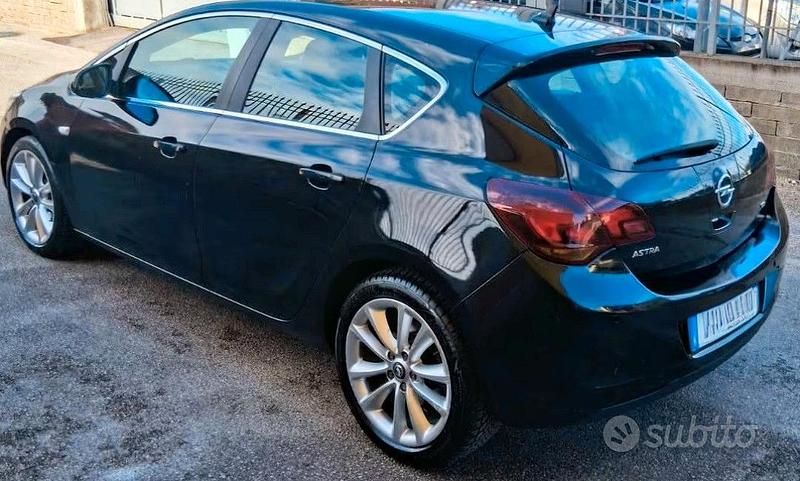 Usata Opel Astra 125 CV (91 kW) 2011 Nero Berlina