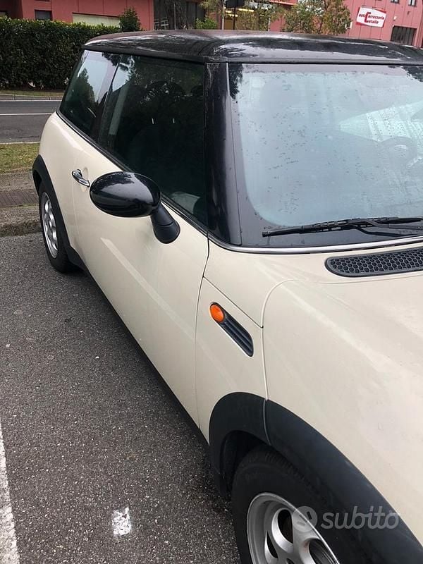 Begagnad Mini ONE 90 HK (66 kW) 2003 Halvkombi