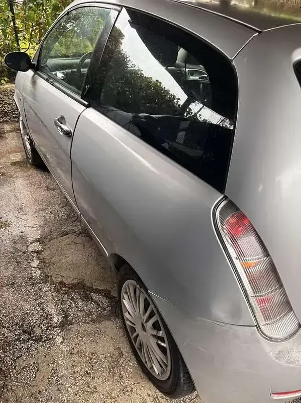 Usata Lancia Ypsilon 60 CV (44 kW) 2008 Argento Utilitaria