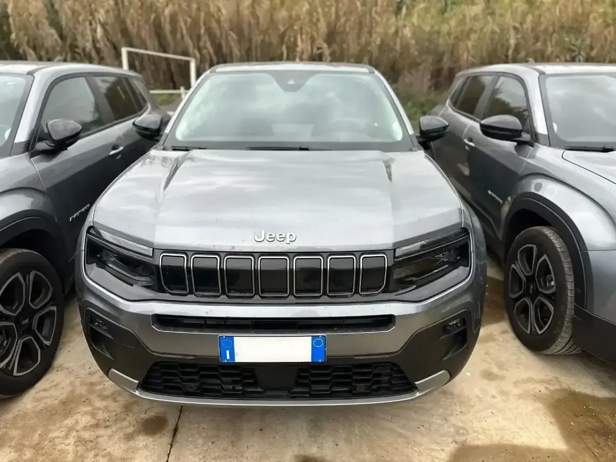 Usado Jeep Avenger Summit 110 CV (80 kW) 2025 Gris SUV