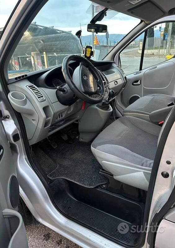 Usata Opel Vivaro 120 CV (88 kW) 2011 Argento Monovolume