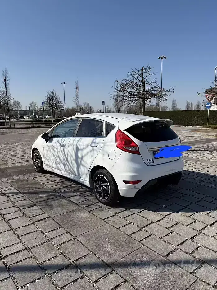 Usata Ford Fiesta 95 CV (69 kW) 2011 Bianco Berlina