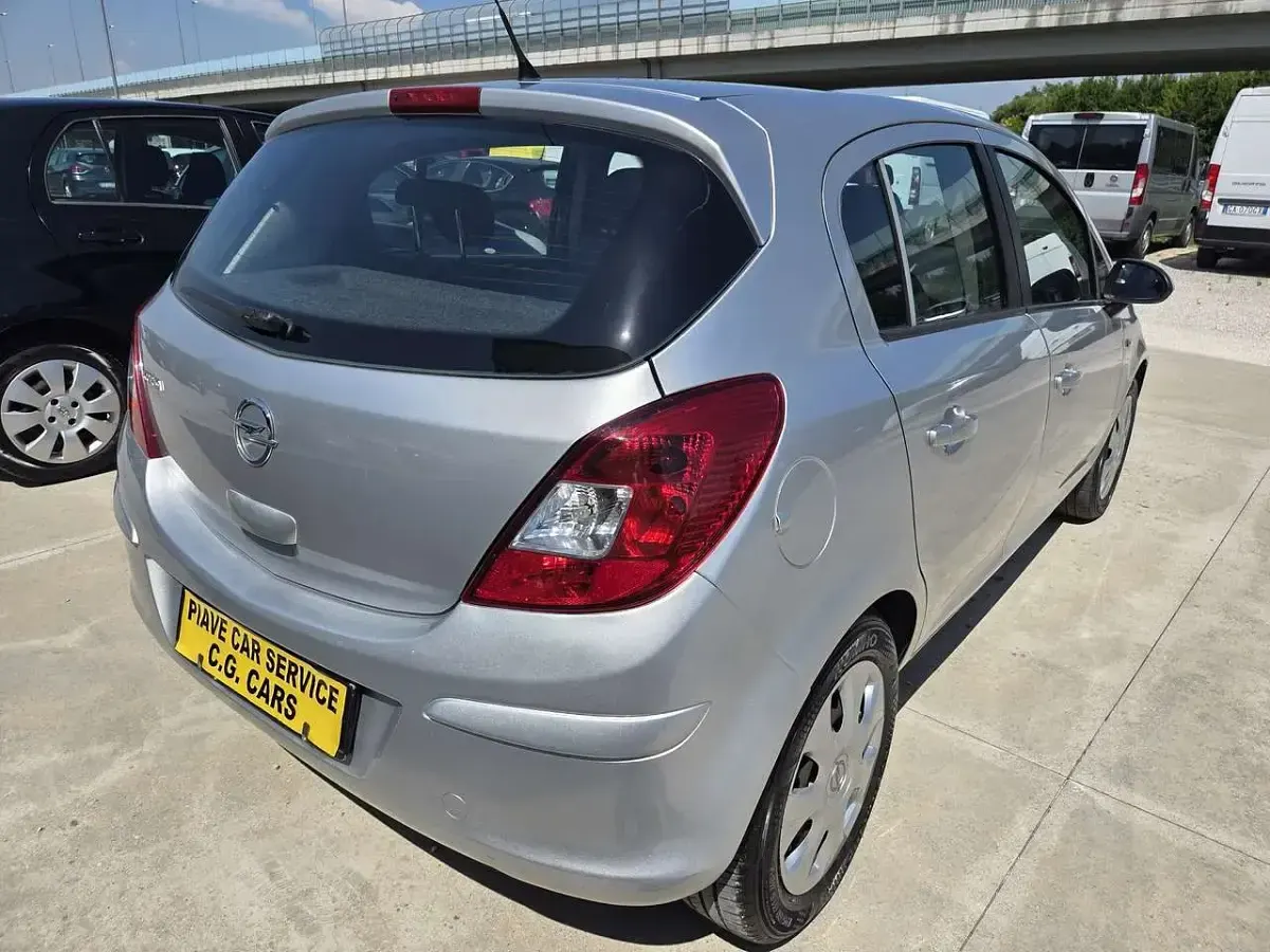 Usata Opel Corsa Edition 86 CV (63 kW) 2012 Argento Utilitaria