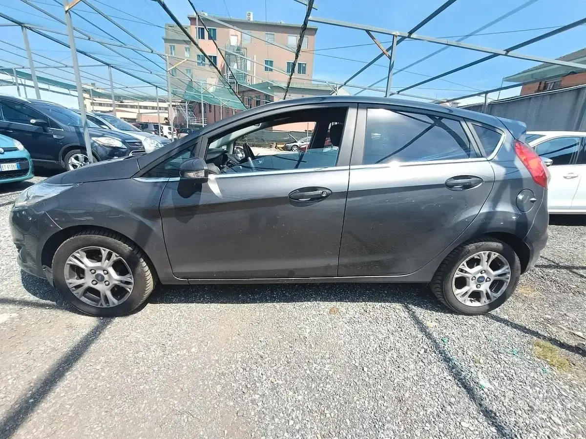 Usata Ford Fiesta Titanium 95 CV (69 kW) 2016 Grigio Utilitaria