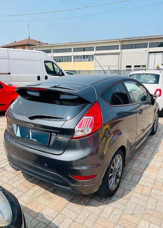 Usata Ford Fiesta ST-Line 125 CV (91 kW) 2017 Grigio Utilitaria