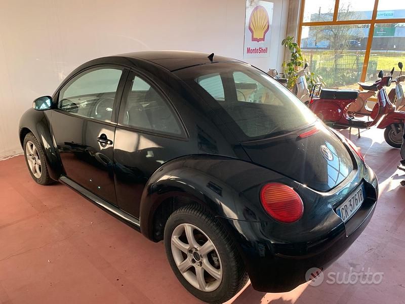 Usata VW New Beetle 101 CV (74 kW) 2004 Nero Utilitaria
