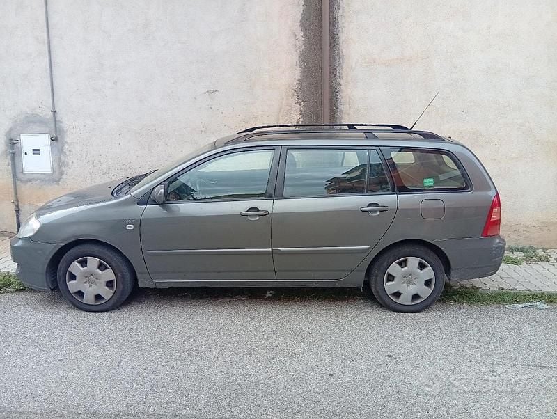 Usata Toyota Corolla 97 CV (71 kW) 2004 Grigio Utilitaria