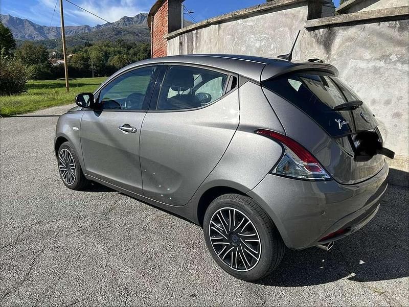 Usata Lancia Ypsilon Gold 69 CV (50 kW) 2022 Grigio Utilitaria