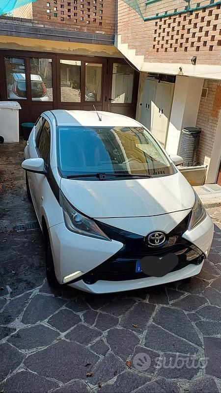 Usata Toyota Aygo Business Edition 69 CV (50 kW) 2018 Bianco Utilitaria