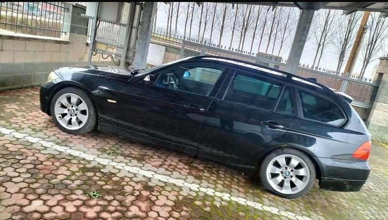 Nero Usata 2008 BMW 320 Station wagon | 2900 € (Buon prezzo) - Immagine 1/4
