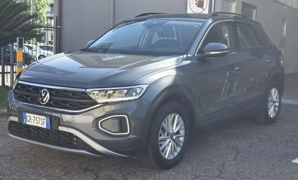 Usata VW T-Roc Life 150 CV (110 kW) 2023 Grigio SUV