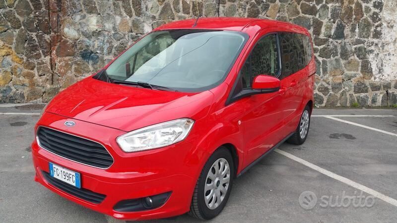 Usata Ford Tourneo Courier 95 CV (69 kW) 2016 Rosso Monovolume