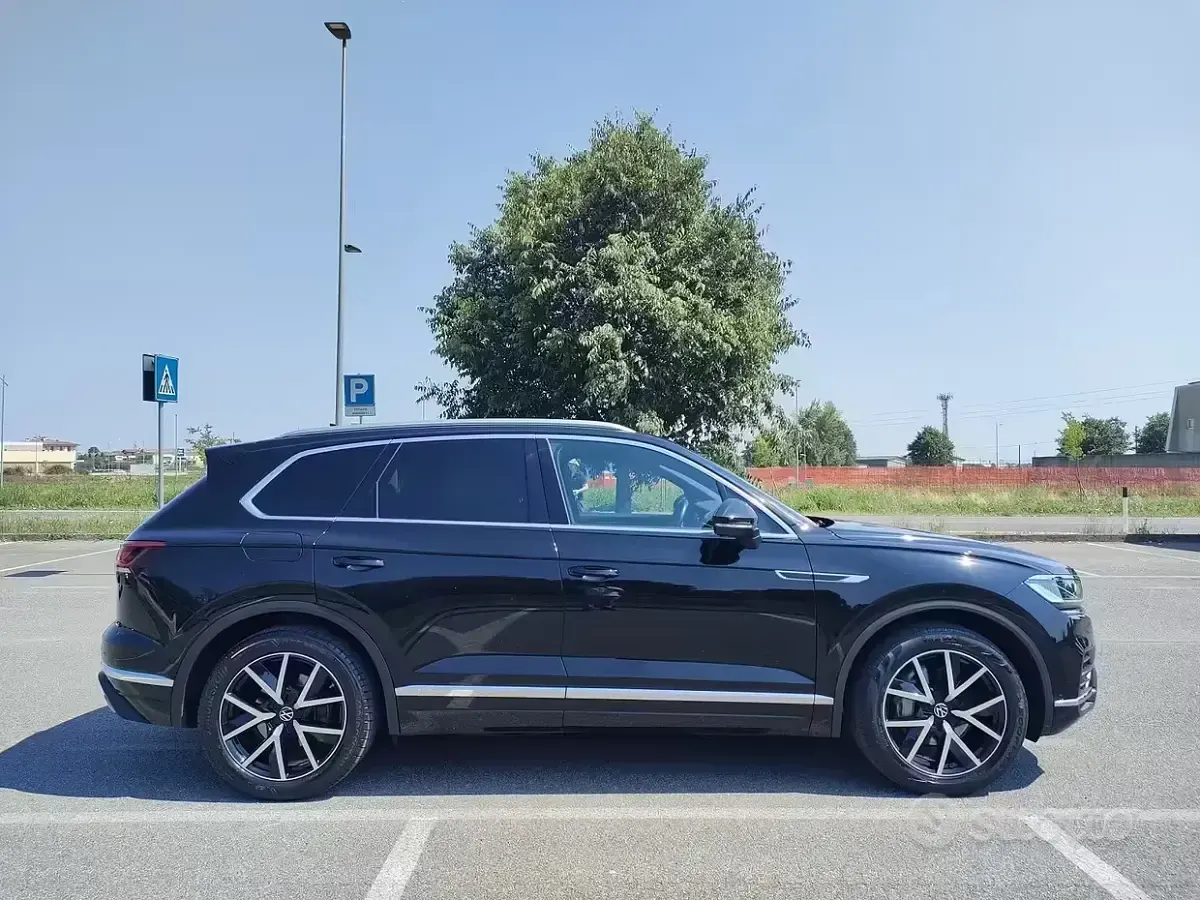 Usata VW Touareg Elegance 286 CV (210 kW) 2022 Nero SUV