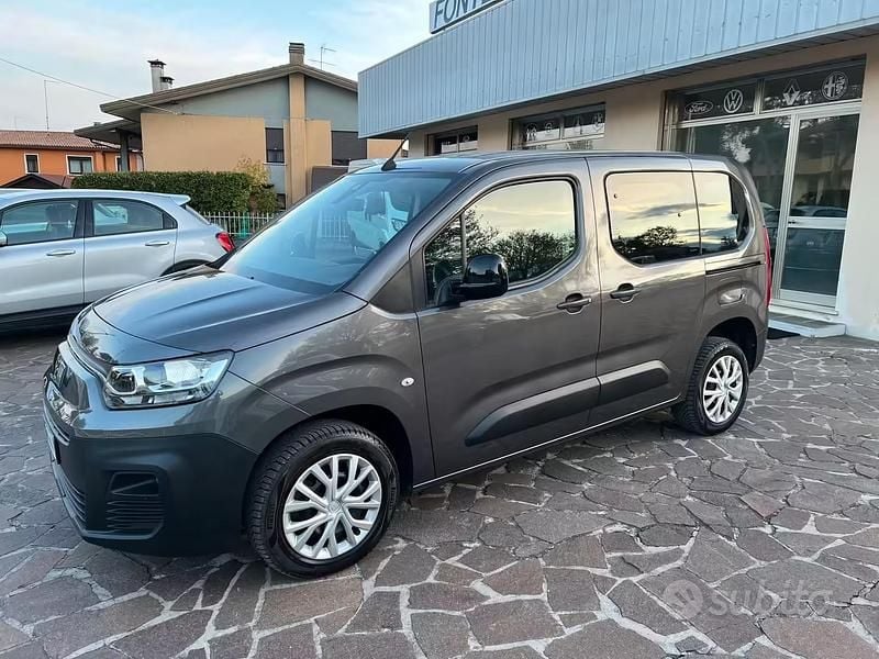 Usata Fiat Doblò 131 CV (96 kW) 2023 Grigio Monovolume