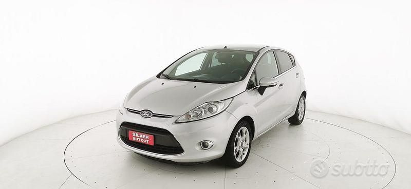 Usata Ford Fiesta 70 CV (51 kW) 2012 Grigio Utilitaria