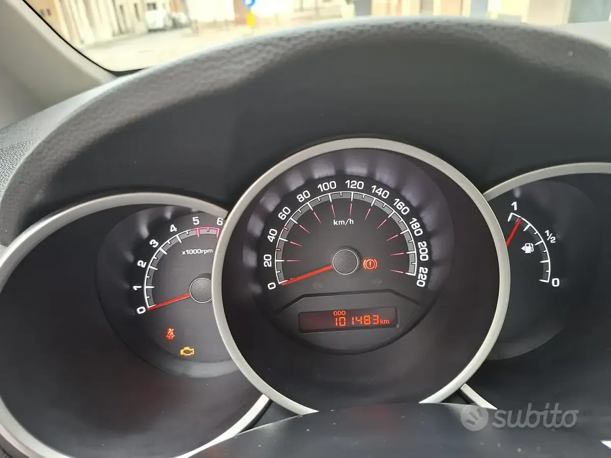 Usata Kia Venga 90 CV (66 kW) 2017 Grigio Utilitaria
