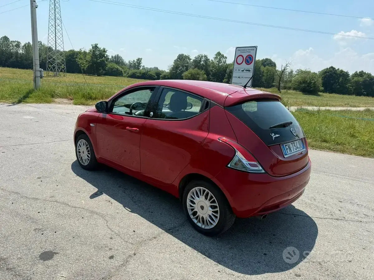 Usata Lancia Ypsilon 69 CV (50 kW) 2018 Rosso Utilitaria