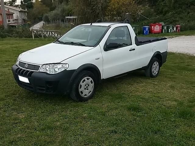 Usata Fiat Strada 85 CV (62 kW) 2007 Bianco Pick-up