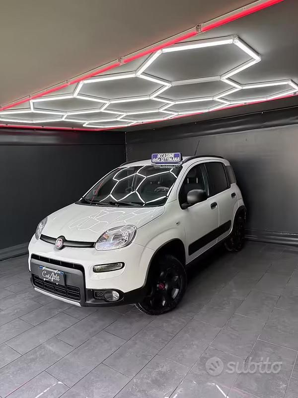 Usata Fiat Panda 4x4 S 84 CV (61 kW) 2019 Bianco Utilitaria