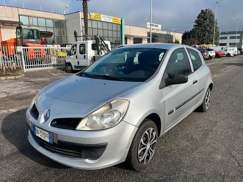 Usata Renault Clio II 65 CV (47 kW) 2008 Argento Utilitaria