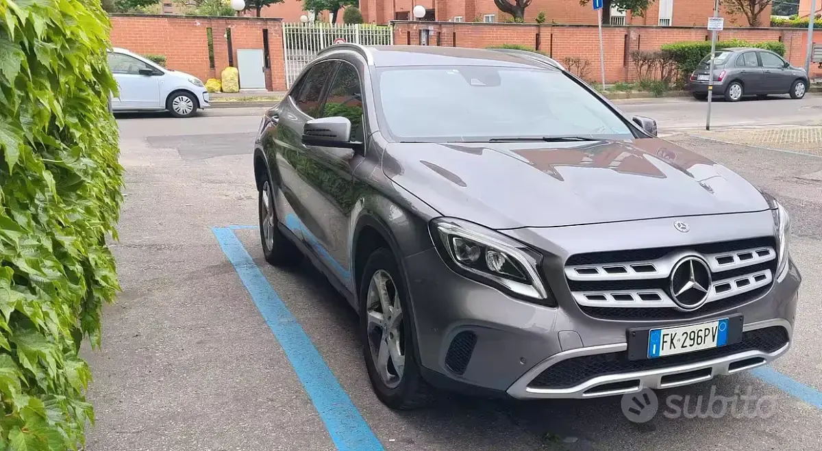 Usata Mercedes GLA200 136 CV (100 kW) 2017 Grigio SUV