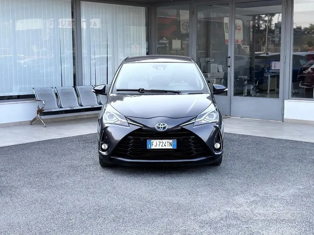 Usata Toyota Yaris Hybrid 73 CV (53 kW) 2017 Grigio Berlina