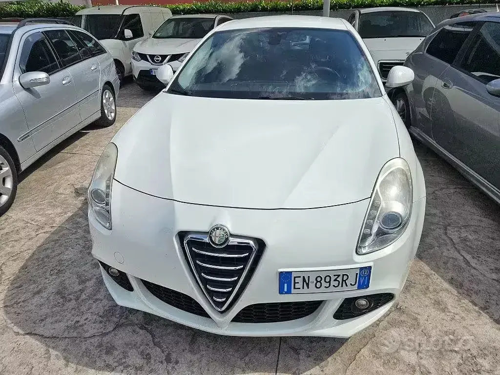 Usata Alfa Romeo Giulietta Distinctive 120 CV (88 kW) 2012 Bianco pastello Utilitaria