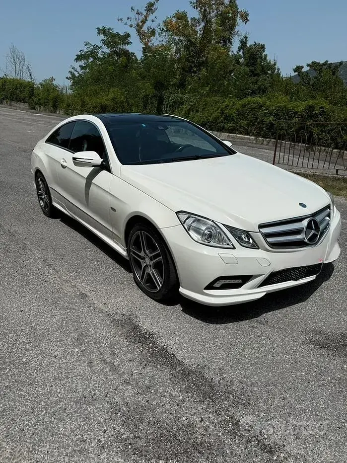 Usata Mercedes E350 AMG 231 CV (169 kW) 2009 Bianco Coupé