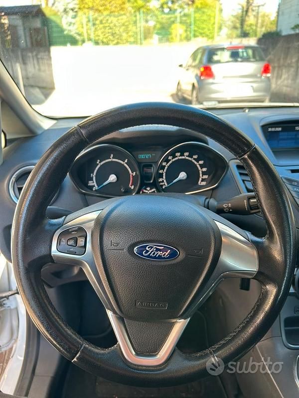Usata Ford Fiesta 75 CV (55 kW) 2016 Bianco Berlina