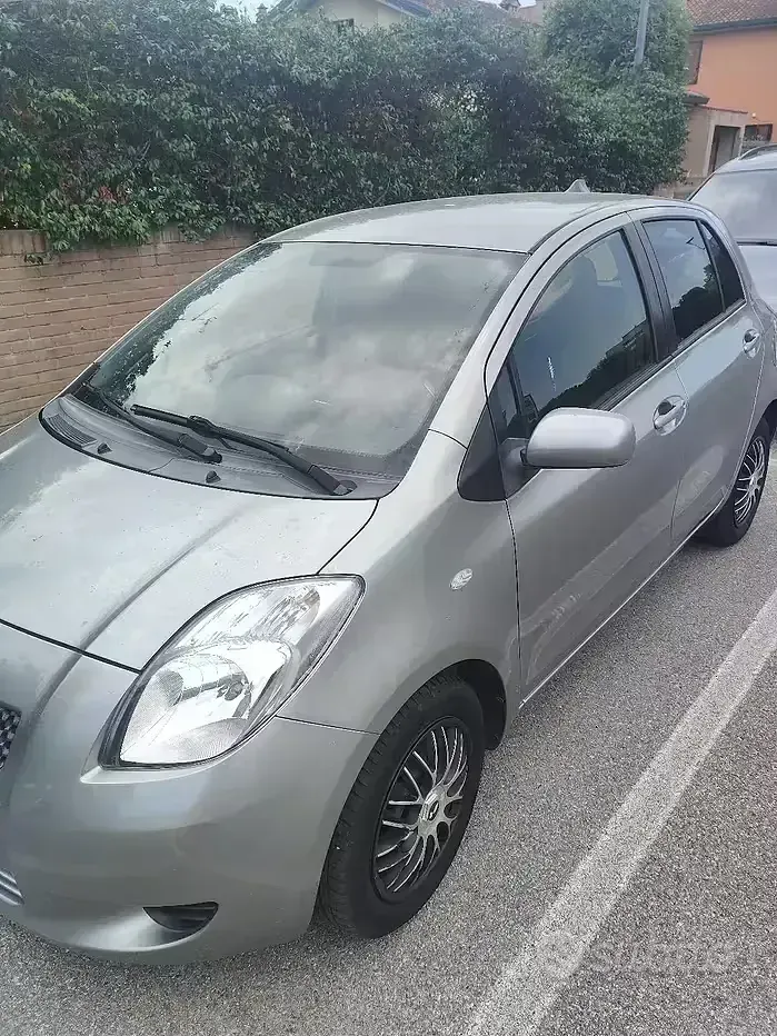 Usata Toyota Yaris 69 CV (50 kW) 2006 Grigio Berlina