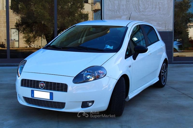 Usata Fiat Grande Punto Emotion 90 CV (66 kW) 2009 Bianco Utilitaria