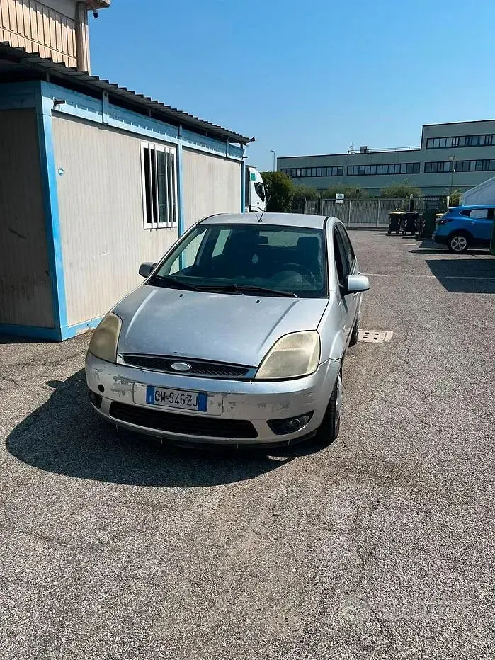 Usata Ford Fiesta 90 CV (66 kW) 2005 Grigio Utilitaria