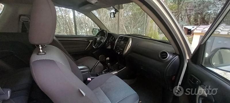 Usata Toyota RAV4 128 CV (94 kW) 2005 Grigio SUV