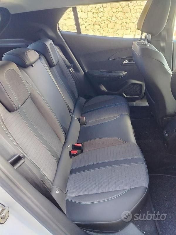 Usata Peugeot e-2008 Allure 100 kW (136 CV) 2021 Bianco SUV