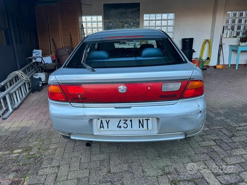 Begagnad Mazda 323F 88 HK (64 kW) 1998 Grå Sedan