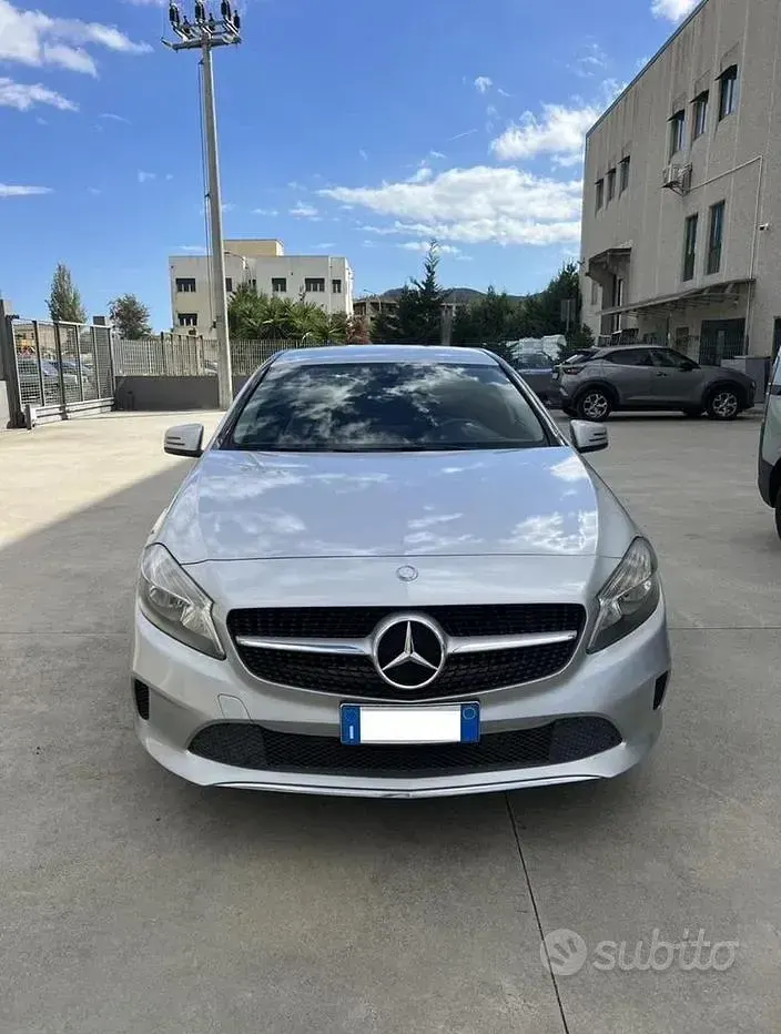 Usata Mercedes A180 109 CV (80 kW) 2016 Grigio Berlina