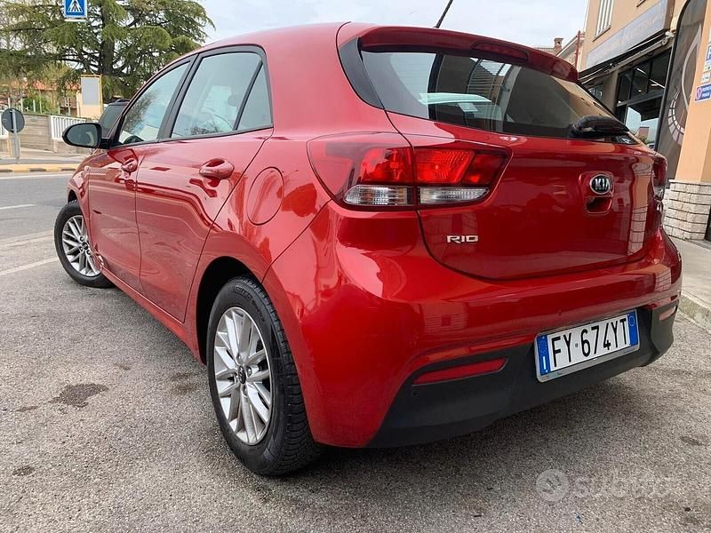 Usata Kia Rio 84 CV (61 kW) 2020 Rosso Utilitaria