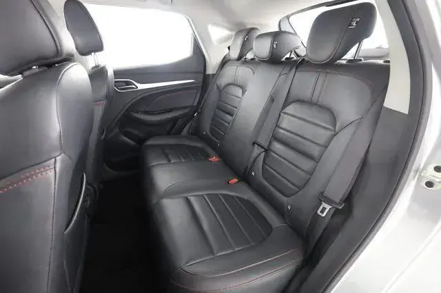 Usata MG ZS Luxury 106 CV (77 kW) 2024 Monument silver SUV