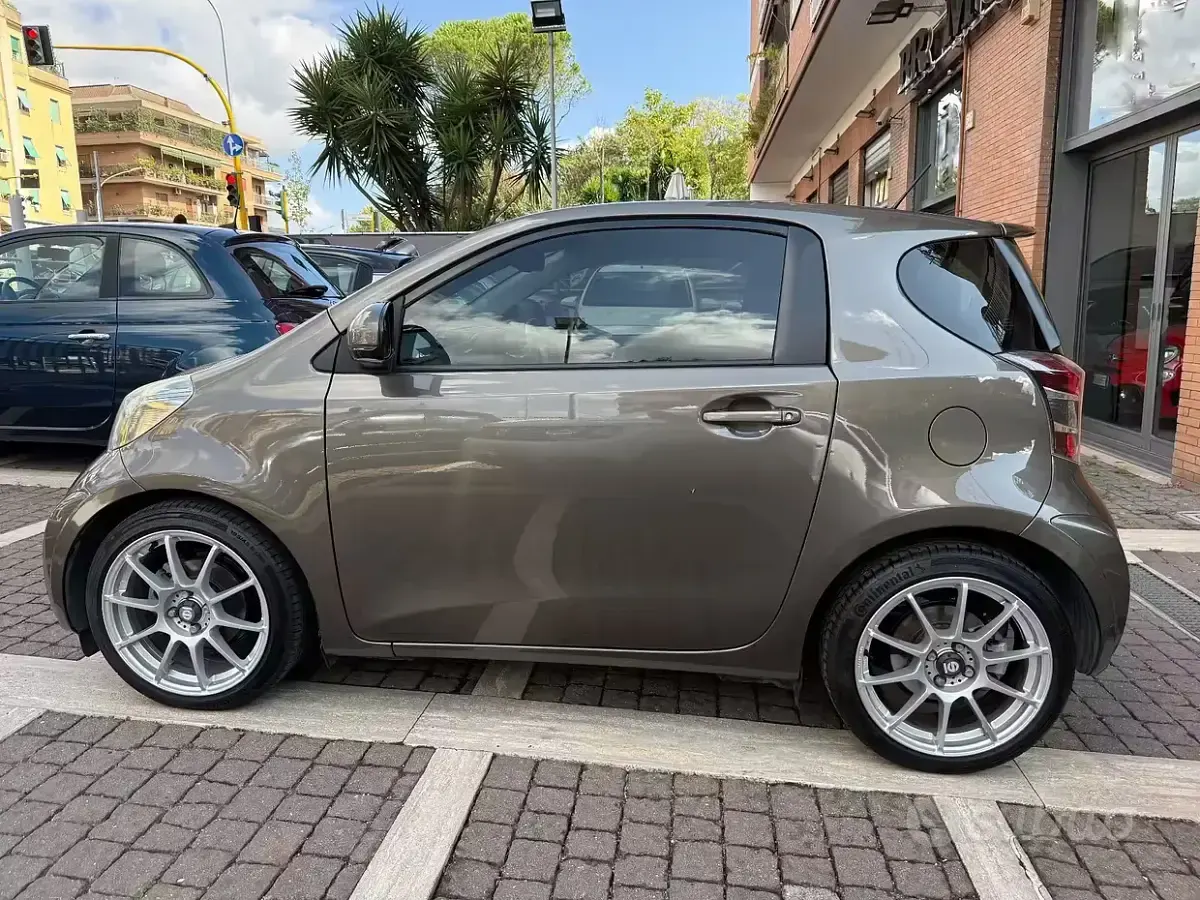Usata Toyota iQ Executive 99 CV (72 kW) 2011 Grigio Utilitaria