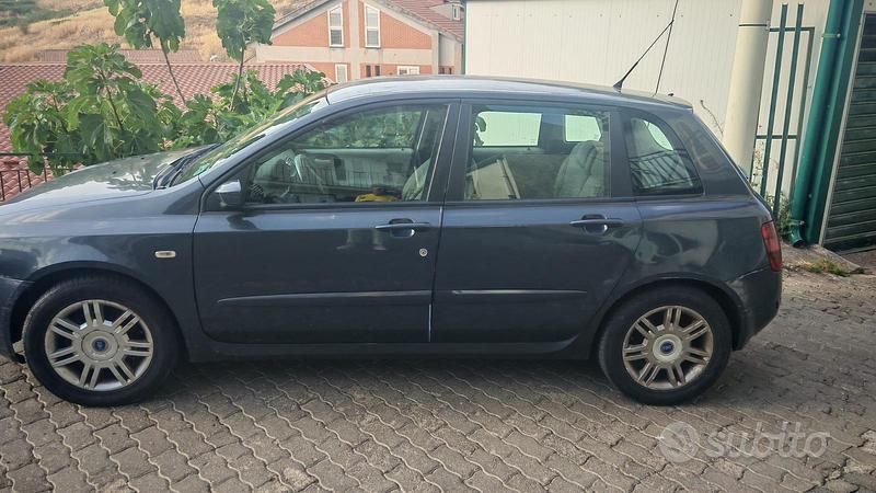 Usata Fiat Stilo 115 CV (84 kW) 2004 Nero Utilitaria