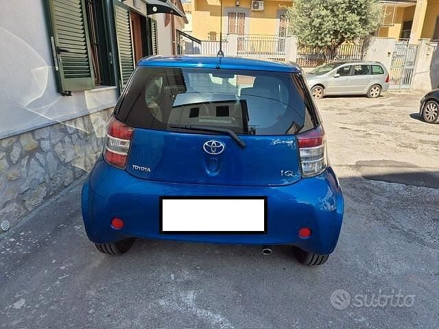 Käytetty Toyota iQ Lounge 90 HP (66 kW) 2010 Sininen Viistoperä