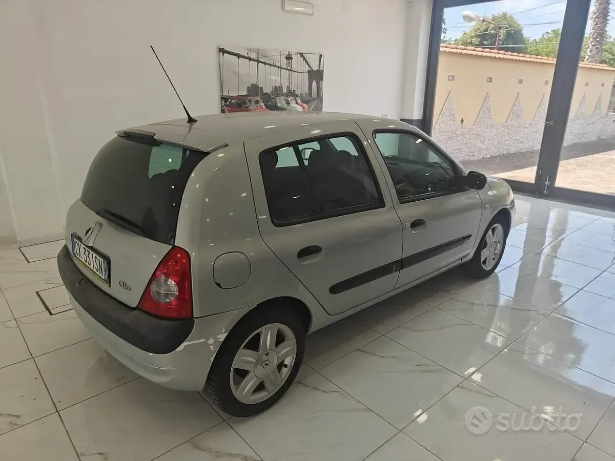 Usata Renault Clio II 65 CV (47 kW) 2004 Bluazzurro Berlina