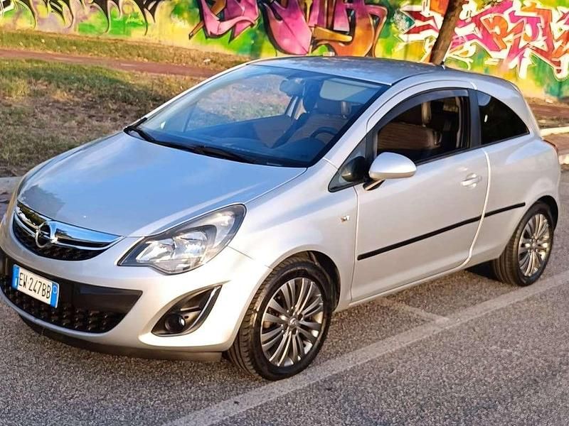 Argento Usata 2014 Opel Corsa Edition Tre volumi | 4600 € (Ottimo prezzo) - Immagine 1/4