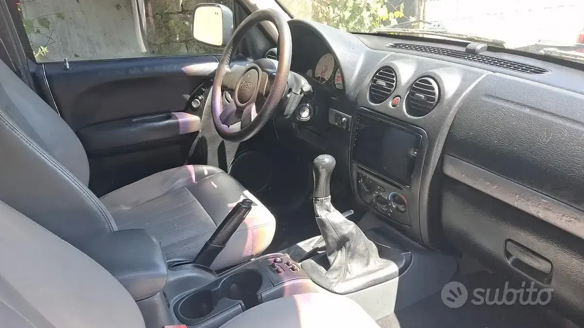 Usata Jeep Cherokee 143 CV (105 kW) 2004 Grigio SUV