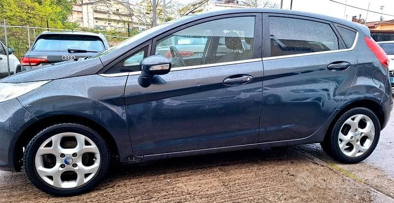 Usata Ford Fiesta 82 CV (60 kW) 2009 Grigio Utilitaria