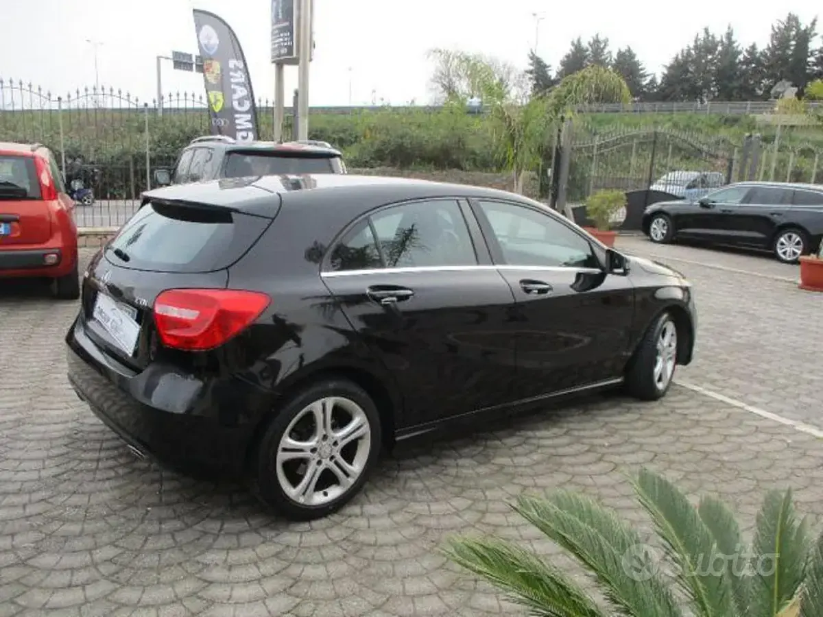Usata Mercedes A180 109 CV (80 kW) 2015 Nero Utilitaria