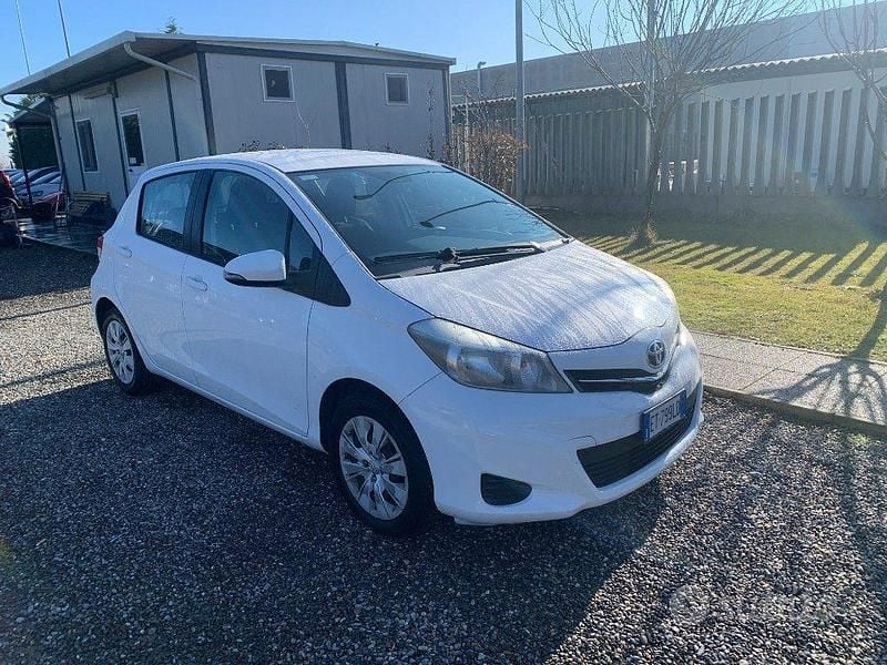 Usata Toyota Yaris Active 69 CV (50 kW) 2013 Bianco Utilitaria