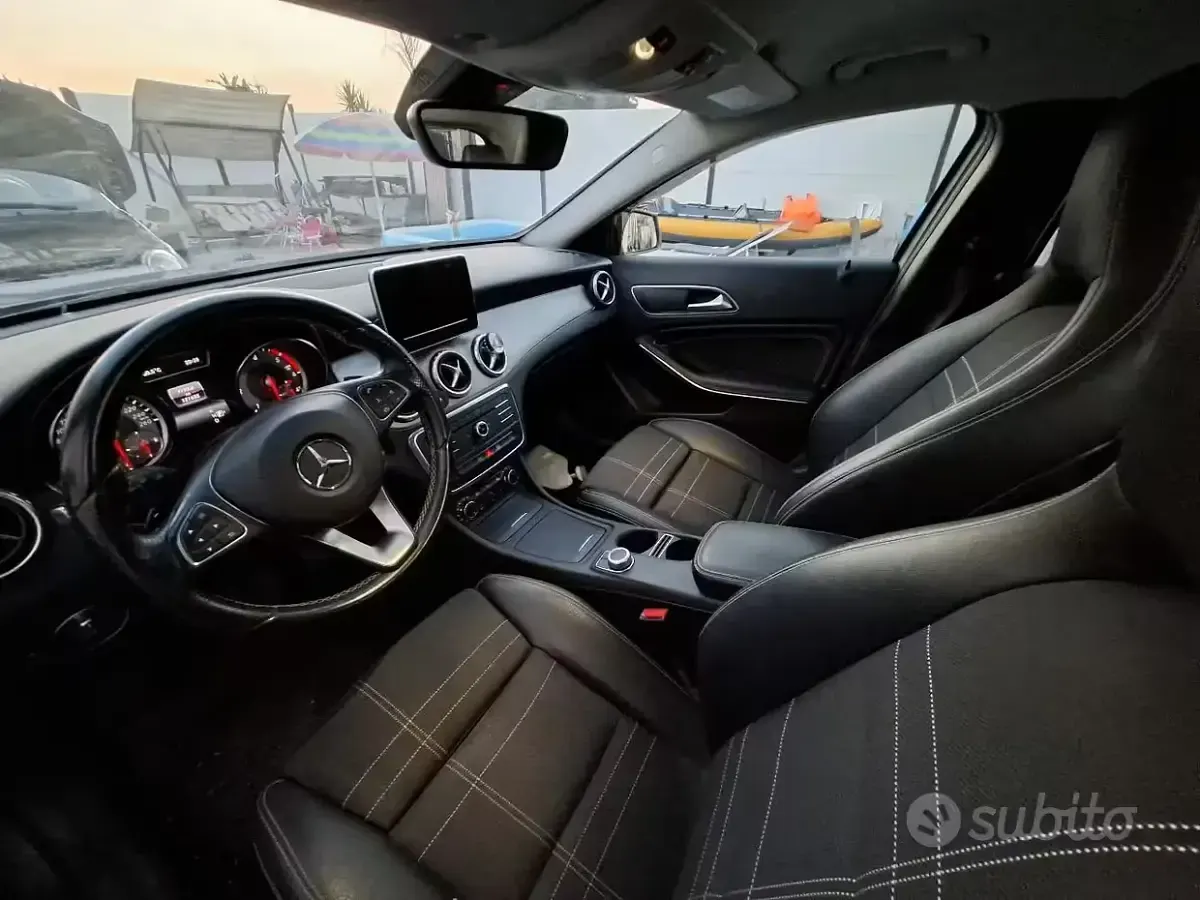 Usata Mercedes GLA180 109 CV (80 kW) 2015 Grigio SUV