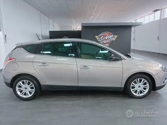 Usata Lancia Delta Platinum 120 CV (88 kW) 2013 Oro Utilitaria