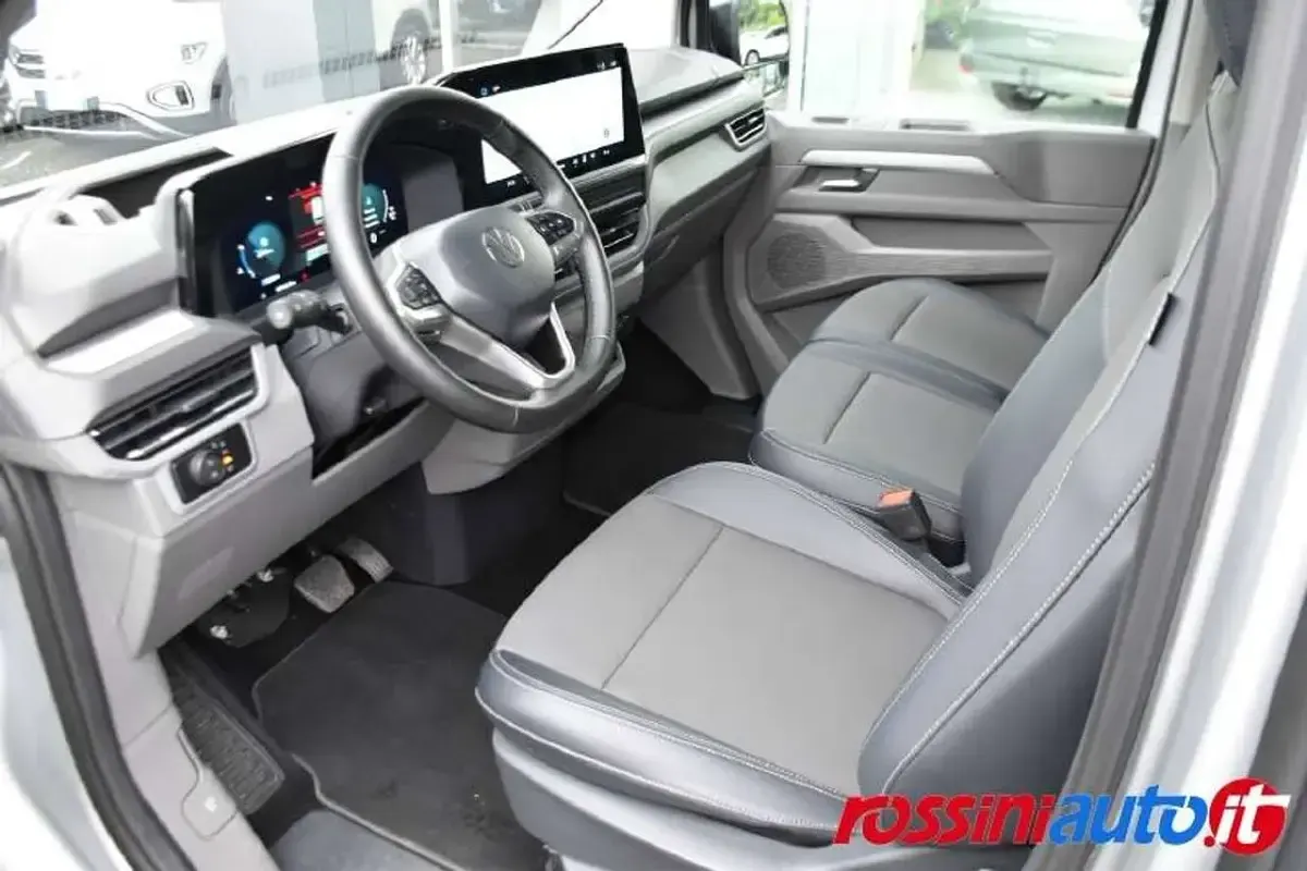 Usata VW Caravelle Life 150 CV (110 kW) 2025 Light grey Furgone
